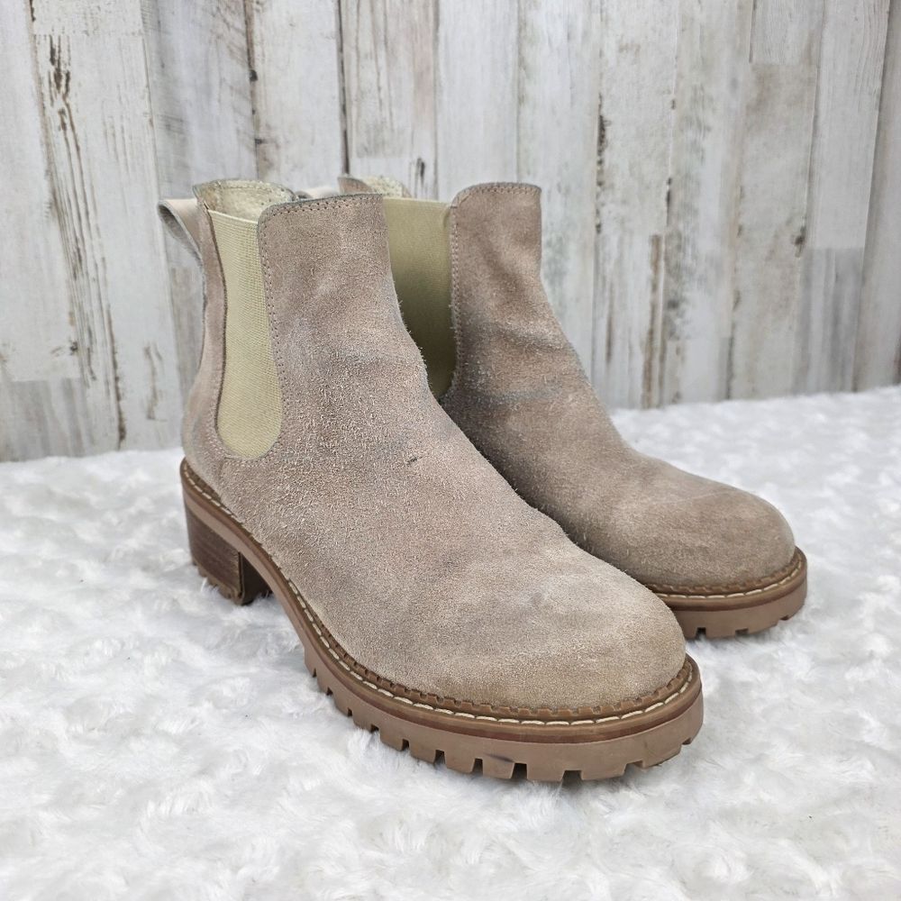 Bertuchi Tan Suede Chelsea Boots Size 7.5